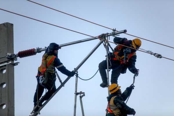 2024年11月11日，在赤峰市經棚鎮境內，中鐵電氣化局建設者在集通鐵路施工現場進行接觸網歸位。 (3)