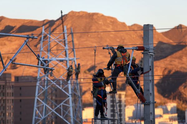 2024年11月11日，在赤峰市經棚鎮境內，中鐵電氣化局建設者在集通鐵路施工現場進行接觸網歸位。 (5)