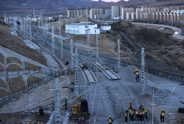 2024年11月11日，在赤峰市經棚鎮境內，中鐵電氣化局建設者在集通鐵路施工現場進行接觸網作業。 (1)